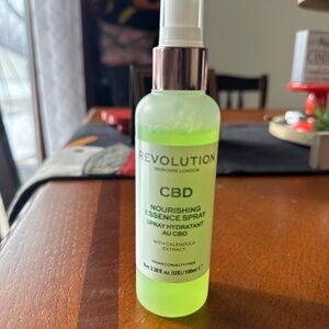 Revolution Nourishing Essence Spray - Light Green